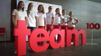 Zawodniczki za logiem Team100