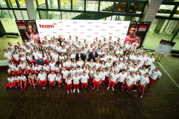 Beneficjenci team100 - zdjęcie grupowe