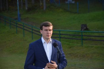 minister Witold Bańka podczas briefingu