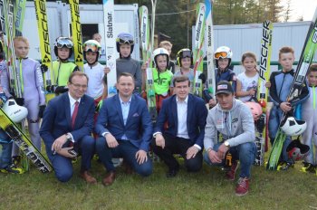 premier i minister na spotkaniu z młodymi skoczkami w Zakopanem