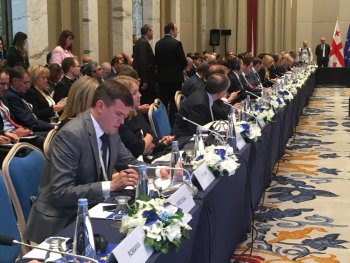 Witold Bańka uczestniczył w konferencji w Tibilisi. Na zdjęciach Minister Sportu i Turystyki podczas wydarzenia.