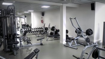 Na fotografiach widoczne jest Centrum Sportu Raszyn:
-elewacja obiektu oraz wnętrza sal do ćwiczeń.