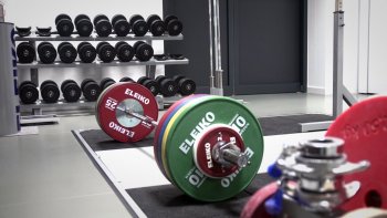 Na fotografiach widoczne jest Centrum Sportu Raszyn:
-elewacja obiektu oraz wnętrza sal do ćwiczeń.