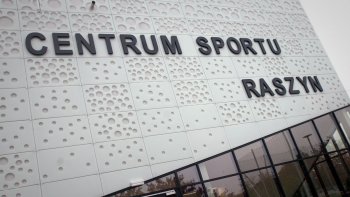 Na fotografiach widoczne jest Centrum Sportu Raszyn:
-elewacja obiektu oraz wnętrza sal do ćwiczeń.