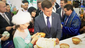 Minister Witold Bańka podczas World Travel Show 2018.