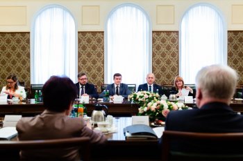 Kancelaria Prezesa Rady Ministrów. Na zdjęciu widoczni: Minister Sportu i Turystyki, Witold Bańka oraz Joachim Brudziński, Minister Spraw Wewnętrznych i Administracji.