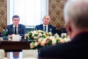 Kancelaria Prezesa Rady Ministrów. Na zdjęciu widoczni: Minister Sportu i Turystyki, Witold Bańka oraz Joachim Brudziński, Minister Spraw Wewnętrznych i Administracji.
