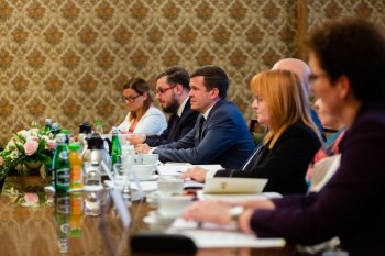 Kancelaria Prezesa Rady Ministrów. Na zdjęciu widoczni: Minister Sportu i Turystyki, Witold Bańka oraz Joachim Brudziński, Minister Spraw Wewnętrznych i Administracji.