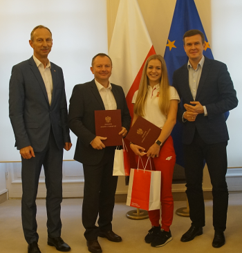 Dorota Banaszczyk, wiceminister Jan Widera, trener Maciej Gawłowski oraz Marcin Nowak – dyrektor Departamentu Sportu Wyczynowego MSiT na spotkaniu u ministra Witolda Bańki