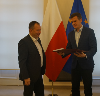 minister Bańka wręcza list gratulacyjny trenerowi