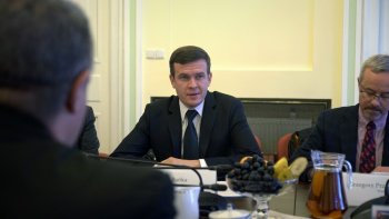 Minister Witold Bańka przy stole