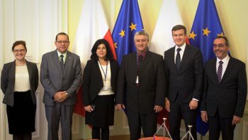 Wspólne zdjęcie przy flagach