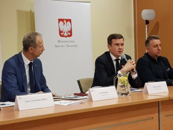Posiedzenie Społecznej Rady Sportu odbyło się w Spale. Na zdjęciach widoczny Minister Sportu i Turystyki a także uczestnicy wydarzenia.