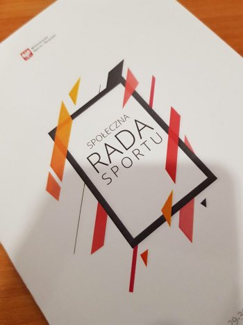 Posiedzenie Społecznej Rady Sportu odbyło się w Spale. Na zdjęciach widoczny Minister Sportu i Turystyki a także uczestnicy wydarzenia.