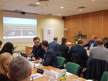 Posiedzenie Społecznej Rady Sportu odbyło się w Spale. Na zdjęciach widoczny Minister Sportu i Turystyki a także uczestnicy wydarzenia.