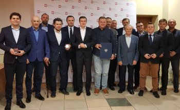 Posiedzenie Społecznej Rady Sportu odbyło się w Spale. Na zdjęciach widoczny Minister Sportu i Turystyki a także uczestnicy wydarzenia.