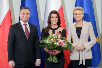 Prezydent RP Andrzej Duda, Pierwsza Dama Agata Kornhauser-Duda, minister sportu i turystyki Witold Bańka, Agnieszka Radwańska oraz zaproszeni goście podczas uroczystości w Pałacu Prezydenckim