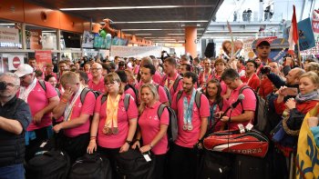 Powitanie Biało-Czerwonych odbyło się na lotnisku w Warszawie. 


Fot. Adam Nurkiewicz