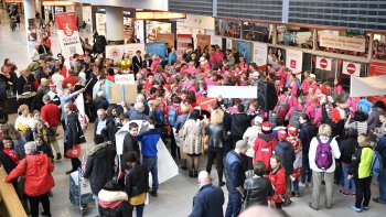 Powitanie Biało-Czerwonych odbyło się na lotnisku w Warszawie. 


Fot. Adam Nurkiewicz