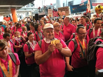 Reprezentanci Polski zostali przywitani na lotnisku w Warszawie m.in. przez Ministra Sportu i Turystyki.