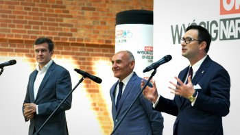 W konferencji uczestniczyli: Minister Sportu i Turystyki Witold Bańka, Prezes Zarządu PKN ORLEN Daniel Obajtek, Czesław Lang oraz Agata Lang.