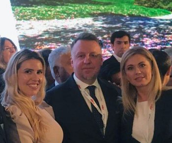 Dyrektor Generalny MSiT Dariusz Rogowski w towarzystwie Cristiny Ioneli Tărteață, Wiceminister Turystyki Rumunii (z lewej) oraz Violety Agrici, Ambasador Republiki Mołdawii w Hiszpanii (z prawej)