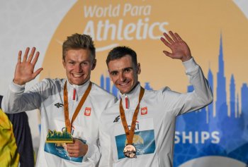 Zdjęcia medalistów z medalami paralekkoatletycznych mistrzostw świata