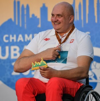 Zdjęcia medalistów z medalami paralekkoatletycznych mistrzostw świata